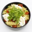Salade de pâtes, tomates confites au basilic et burrata