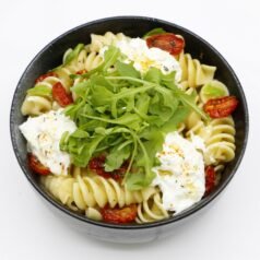 Salade de pâtes, tomates confites au basilic et burrata