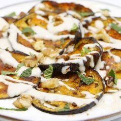 Salade d&rsquo;aubergines au yaourt et sauce tahiné